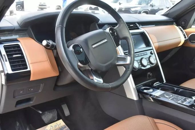 Подержанный Land Rover Discovery P360 V, 3.0 л, 2019 в Шардже от Alfaris Used Cars Белый цвет. Other | AUTO.AE