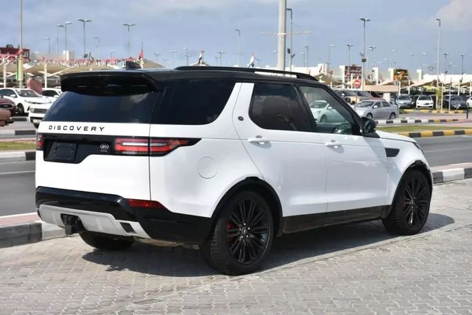 Подержанный Land Rover Discovery P360 V, 3.0 л, 2019 в Шардже от Alfaris Used Cars Белый цвет. Other | AUTO.AE