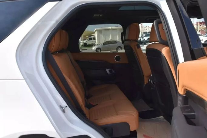 Подержанный Land Rover Discovery P360 V, 3.0 л, 2019 в Шардже от Alfaris Used Cars Белый цвет. Other | AUTO.AE