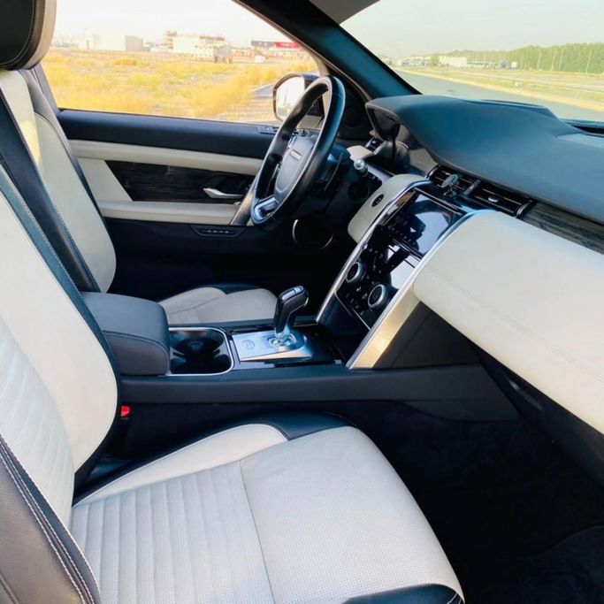 Подержанный Land Rover Discovery P300 V Рестайлинг, 2.0 л, 2020 в Шардже от Sarmad Cars Белый цвет. Other | AUTO.AE