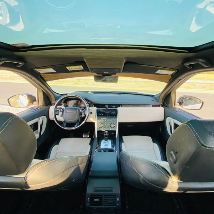 Подержанный Land Rover Discovery P300 V Рестайлинг, 2.0 л, 2020 в Шардже от Sarmad Cars Белый цвет. Other | AUTO.AE