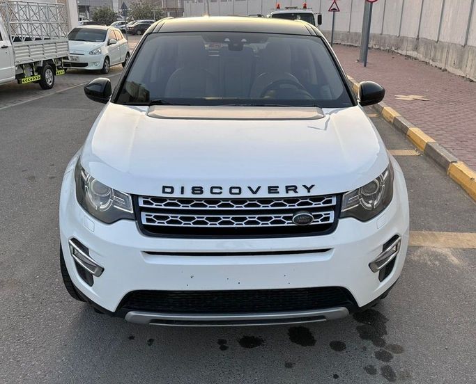 Подержанный Land Rover Discovery Sport I, 2.0 л, 2015 в Шардже от Laqtah Used Cars Белый цвет. GCC | AUTO.AE