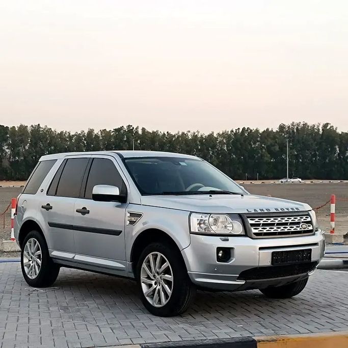 Подержанный Land Rover Freelander II Рестайлинг, 3.2 л, 2011 в Шардже от Zone Used Cars Серебристый цвет. GCC | AUTO.AE