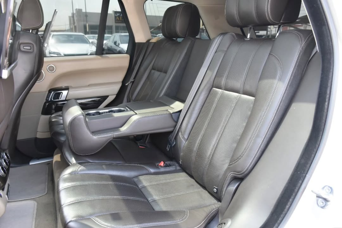 Подержанный Land Rover Range Rover Evoque P240 I, 2.0 л, 2013 в Шардже от Alfaris Used Cars Серебристый цвет. GCC | AUTO.AE