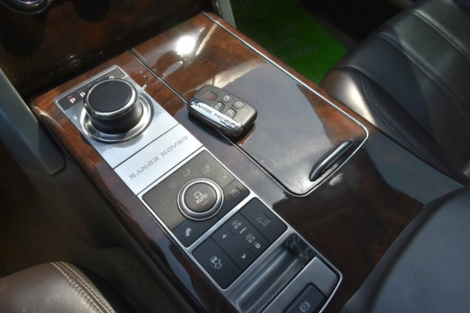 Подержанный Land Rover Range Rover Evoque P240 I, 2.0 л, 2013 в Шардже от Alfaris Used Cars Серебристый цвет. GCC | AUTO.AE