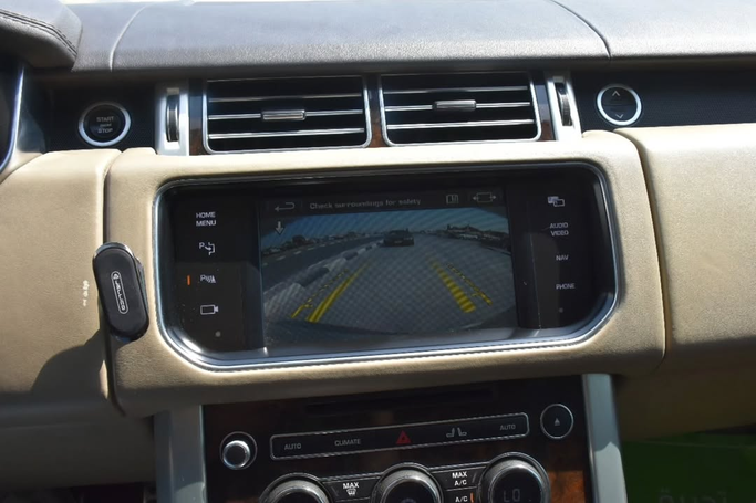 Подержанный Land Rover Range Rover Evoque P240 I, 2.0 л, 2013 в Шардже от Alfaris Used Cars Серебристый цвет. GCC | AUTO.AE