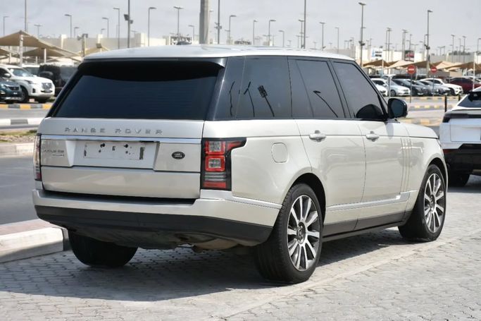 Подержанный Land Rover Range Rover Evoque P240 I, 2.0 л, 2013 в Шардже от Alfaris Used Cars Серебристый цвет. GCC | AUTO.AE