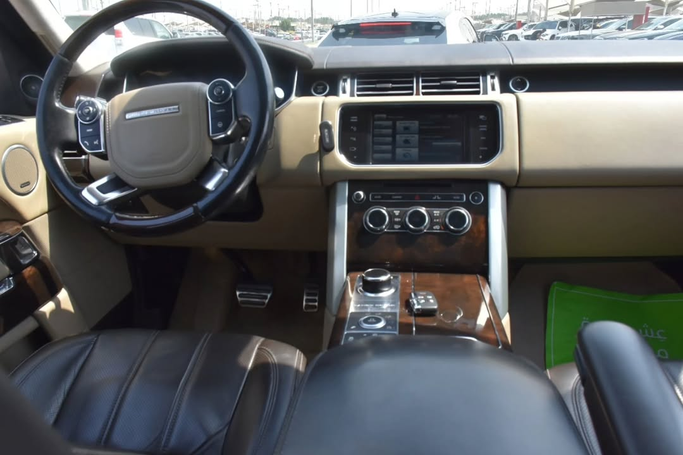 Подержанный Land Rover Range Rover Evoque P240 I, 2.0 л, 2013 в Шардже от Alfaris Used Cars Серебристый цвет. GCC | AUTO.AE