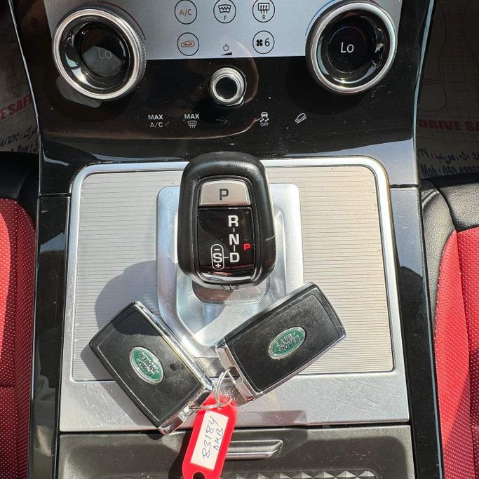 Подержанный Land Rover Range Rover Evoque P250 II, 2.0 л, 2020 в Шардже от Alfaris Used Cars Серый цвет. Other | AUTO.AE