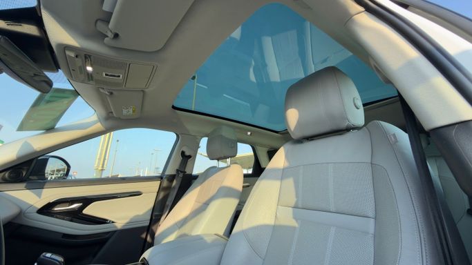 Подержанный Land Rover Range Rover Evoque P200 II, 2.0 л, 2020 в Шардже от Badar Used Cars Белый цвет. GCC | AUTO.AE