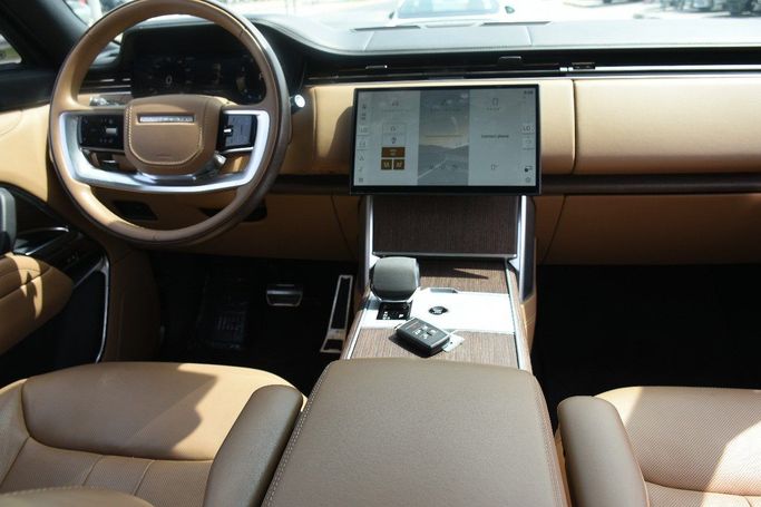 Подержанный Land Rover Range Rover P530 MHEV V, 4.4 л, 2024 в Шардже от Alfaris Used Cars Коричневый цвет.  | AUTO.AE