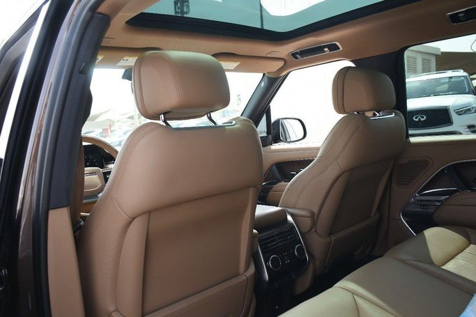 Подержанный Land Rover Range Rover P530 MHEV V, 4.4 л, 2024 в Шардже от Alfaris Used Cars Коричневый цвет.  | AUTO.AE