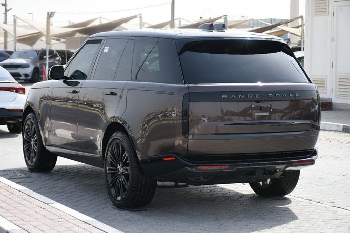 Подержанный Land Rover Range Rover P530 MHEV V, 4.4 л, 2024 в Шардже от Alfaris Used Cars Коричневый цвет.  | AUTO.AE