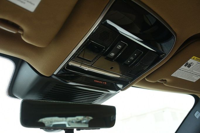 Подержанный Land Rover Range Rover P530 MHEV V, 4.4 л, 2024 в Шардже от Alfaris Used Cars Коричневый цвет.  | AUTO.AE