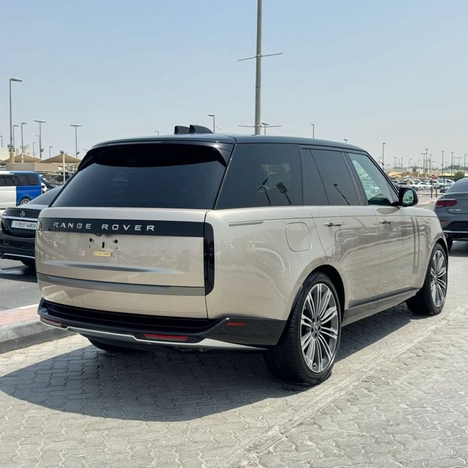 Подержанный Land Rover Range Rover P530 MHEV V, 4.4 л, 2024 в Шардже от Alfaris Used Cars Другой цвет цвет.  | AUTO.AE
