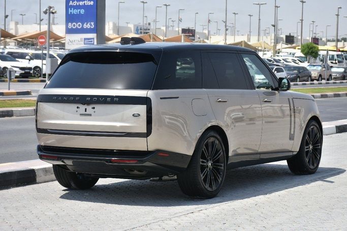 Подержанный Land Rover Range Rover P530 MHEV V, 4.4 л, 2023 в Шардже от Alfaris Used Cars Другой цвет цвет.  | AUTO.AE