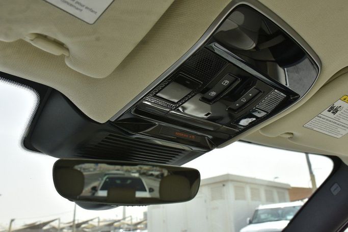 Подержанный Land Rover Range Rover P550e V, 3.0 л, 2025 в Шардже от Alfaris Used Cars Белый цвет.  | AUTO.AE