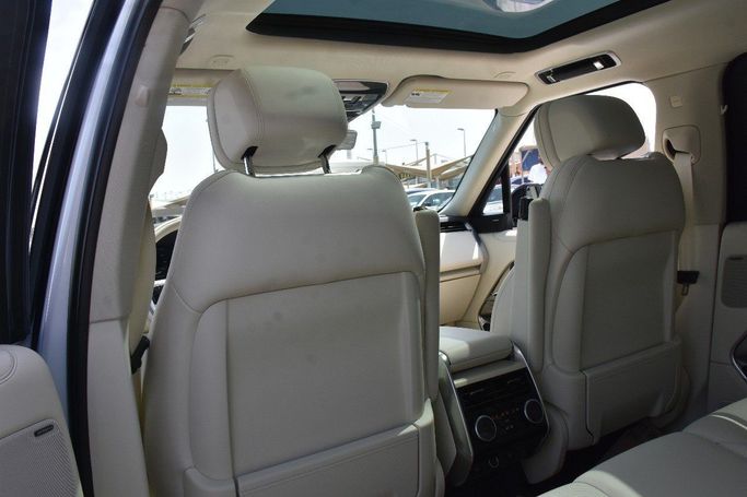 Подержанный Land Rover Range Rover P530 MHEV V, 4.4 л, 2024 в Шардже от Alfaris Used Cars Белый цвет.  | AUTO.AE