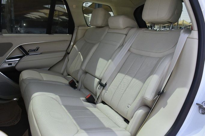 Подержанный Land Rover Range Rover P530 MHEV V, 4.4 л, 2024 в Шардже от Alfaris Used Cars Белый цвет.  | AUTO.AE