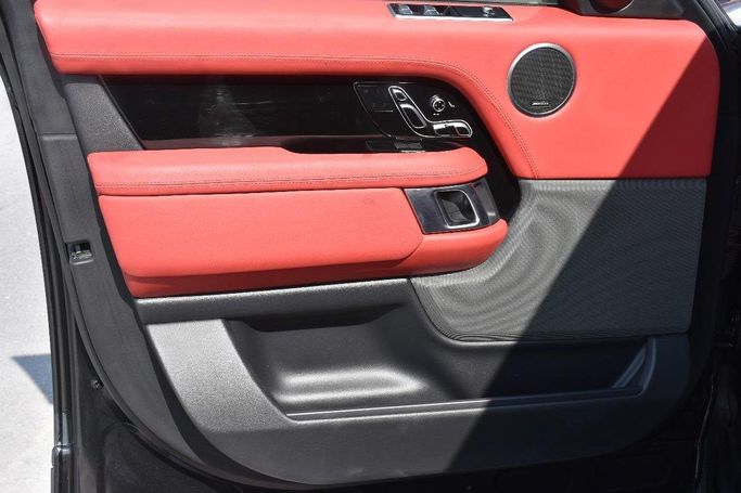 Подержанный Land Rover Range Rover P525 IV Рестайлинг, 5.0 л, 2019 в Шардже от Alfaris Used Cars Черный цвет.  | AUTO.AE