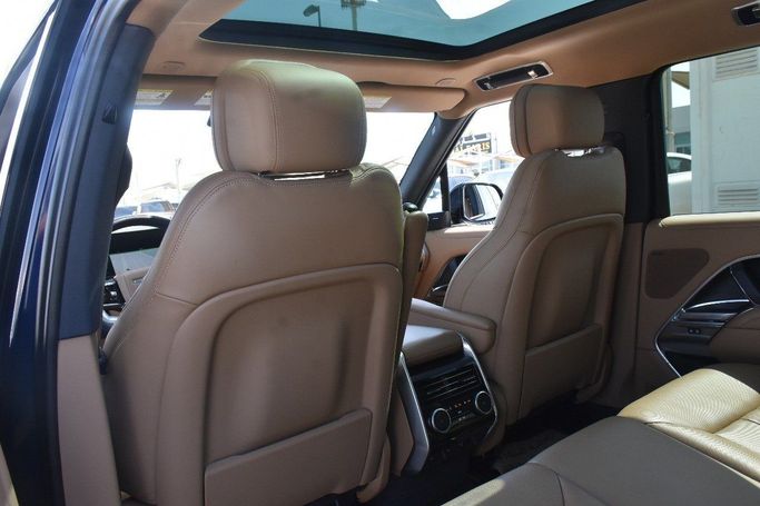 Подержанный Land Rover Range Rover P400 MHEV LONG V, 3.0 л, 2023 в Шардже от Alfaris Used Cars Синий цвет.  | AUTO.AE