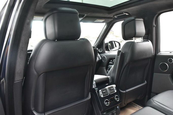 Подержанный Land Rover Range Rover D260 IV Рестайлинг, 3.0 л, 2019 в Шардже от Alfaris Used Cars Черный цвет.  | AUTO.AE