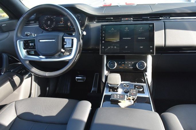 Подержанный Land Rover Range Rover P530 MHEV V, 4.4 л, 2023 в Шардже от Alfaris Used Cars Черный цвет.  | AUTO.AE