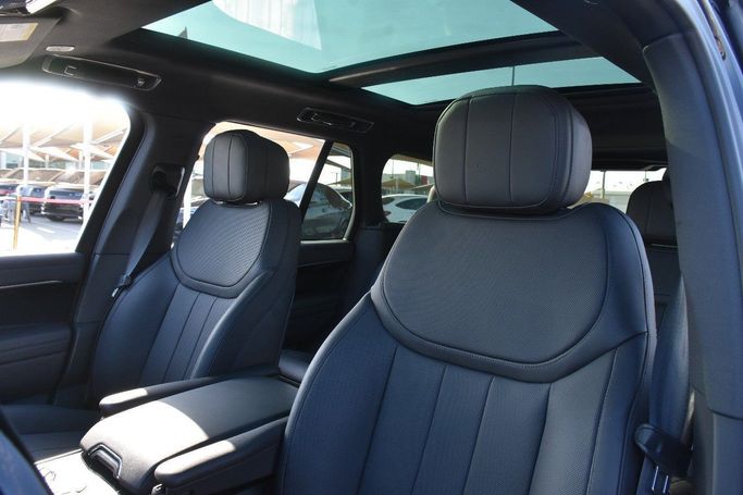 Подержанный Land Rover Range Rover P530 MHEV V, 4.4 л, 2023 в Шардже от Alfaris Used Cars Черный цвет.  | AUTO.AE
