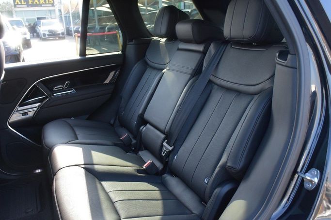 Подержанный Land Rover Range Rover P530 MHEV V, 4.4 л, 2023 в Шардже от Alfaris Used Cars Черный цвет.  | AUTO.AE