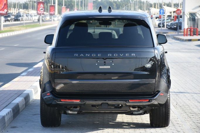 Подержанный Land Rover Range Rover P530 MHEV V, 4.4 л, 2023 в Шардже от Alfaris Used Cars Черный цвет.  | AUTO.AE