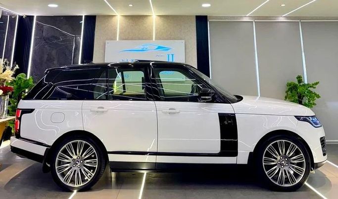 Подержанный Land Rover Range Rover D400 IV Рестайлинг, 3.0 л, 2019 в Шардже от Ayoon Alhoot Motors Белый цвет. GCC | AUTO.AE