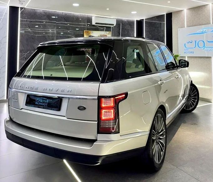 Подержанный Land Rover Range Rover P550 IV, 5.0 л, 2016 в Шардже от Ayoon Alhoot Motors Золотистый цвет. GCC | AUTO.AE