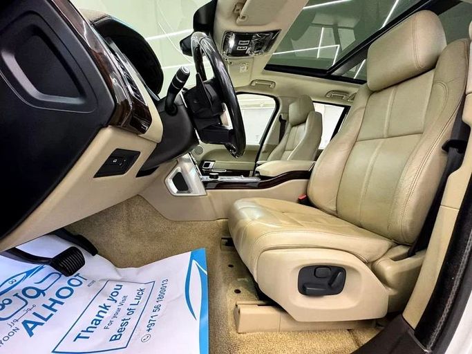 Подержанный Land Rover Range Rover P550 IV, 5.0 л, 2016 в Шардже от Ayoon Alhoot Motors Золотистый цвет. GCC | AUTO.AE
