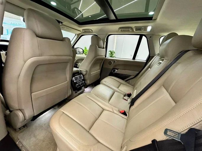 Подержанный Land Rover Range Rover P550 IV, 5.0 л, 2016 в Шардже от Ayoon Alhoot Motors Золотистый цвет. GCC | AUTO.AE