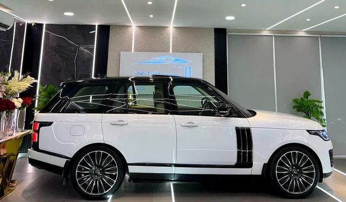 Подержанный Land Rover Range Rover P360 IV Рестайлинг, 3.0 л, 2019 в Шардже от Ayoon Alhoot Motors Белый цвет. GCC | AUTO.AE