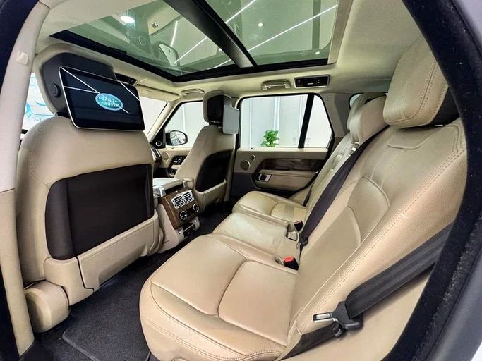 Подержанный Land Rover Range Rover Long IV Рестайлинг, 3.0 л, 2019 в Шардже от Ayoon Alhoot Motors Белый цвет. GCC | AUTO.AE