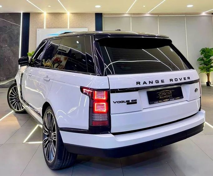 Подержанный Land Rover Range Rover P510 IV, 5.0 л, 2016 в Шардже от Ayoon Alhoot Motors Белый цвет. GCC | AUTO.AE