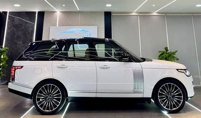 Подержанный Land Rover Range Rover Long IV Рестайлинг, 3.0 л, 2017 в Шардже от Ayoon Alhoot Motors Белый цвет. GCC | AUTO.AE