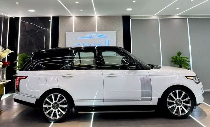 Подержанный Land Rover Range Rover Long IV, 5.0 л, 2015 в Шардже от Ayoon Alhoot Motors Белый цвет. GCC | AUTO.AE