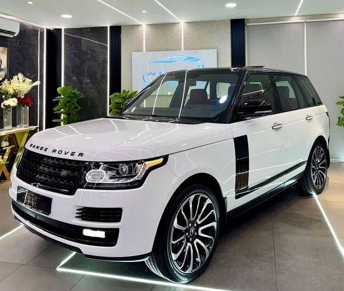 Used Land Rover Range Rover Long IV Facelift, 3.0 l, 2017 in Sharjah by Ayoon Alhoot Motors, White color. GCC Specs | AUTO.AE