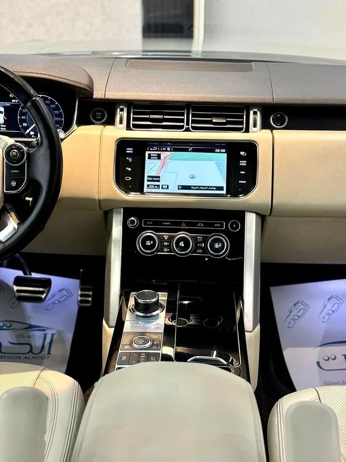 Подержанный Land Rover Range Rover P550 IV, 5.0 л, 2015 в Шардже от Ayoon Alhoot Motors Золотистый цвет. GCC | AUTO.AE