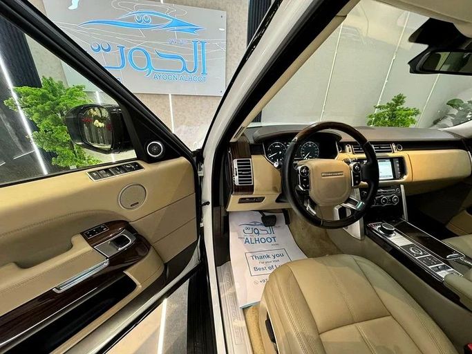 Подержанный Land Rover Range Rover P550 IV, 5.0 л, 2015 в Шардже от Ayoon Alhoot Motors Белый цвет. GCC | AUTO.AE