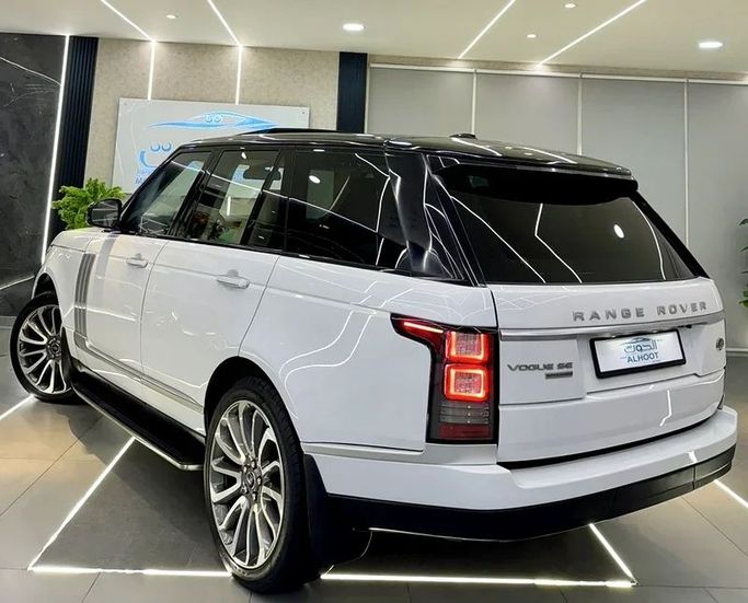 Подержанный Land Rover Range Rover SV IV Рестайлинг, 5.0 л, 2017 в Шардже от Ayoon Alhoot Motors Белый цвет. GCC | AUTO.AE