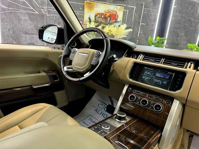 Подержанный Land Rover Range Rover SV IV Рестайлинг, 5.0 л, 2017 в Шардже от Ayoon Alhoot Motors Белый цвет. GCC | AUTO.AE