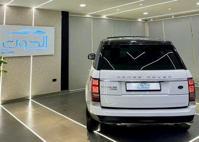 Подержанный Land Rover Range Rover SV IV Рестайлинг, 5.0 л, 2017 в Шардже от Ayoon Alhoot Motors Белый цвет. GCC | AUTO.AE
