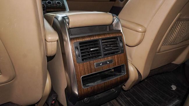 Подержанный Land Rover Range Rover P340 IV, 3.0 л, 2016 в Шардже от Alnujoom Al Malakiah Used Cars Черный цвет. Американская | AUTO.AE