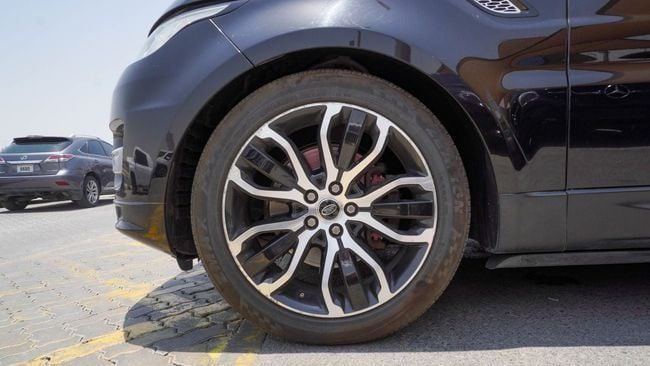 Подержанный Land Rover Range Rover P340 IV, 3.0 л, 2016 в Шардже от Alnujoom Al Malakiah Used Cars Черный цвет. Американская | AUTO.AE