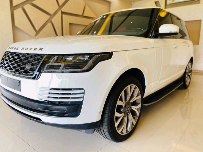 Подержанный Land Rover Range Rover P340 IV Рестайлинг, 3.0 л, 2018 в Шардже от Alhamoor Used Cars Белый цвет. GCC | AUTO.AE