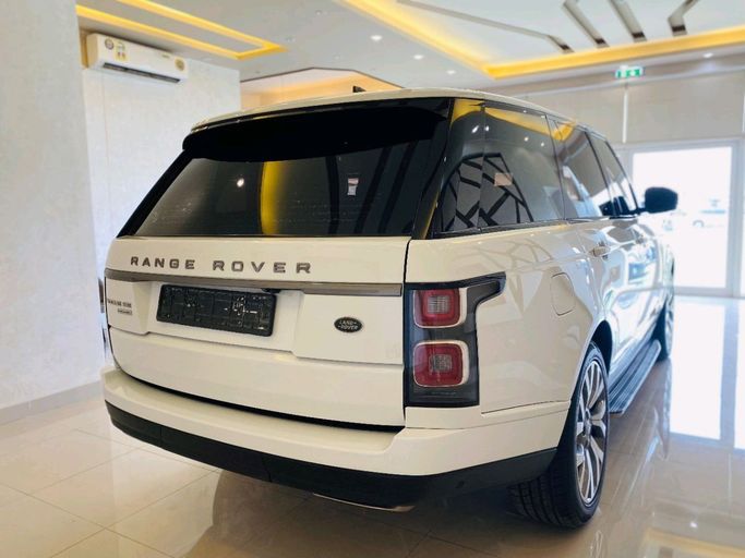 Подержанный Land Rover Range Rover P340 IV Рестайлинг, 3.0 л, 2018 в Шардже от Alhamoor Used Cars Белый цвет. GCC | AUTO.AE