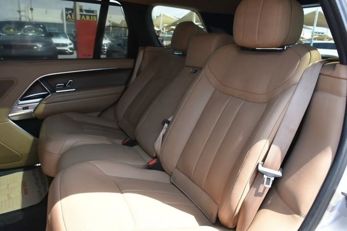 Подержанный Land Rover Range Rover P360 MHEV V, 3.0 л, 2023 в Шардже от Alfaris Used Cars Серый цвет.  | AUTO.AE